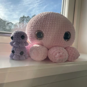 Mama bläckfisk  - Virkad mama bläckfisk med plats för två bebisar i magen. 