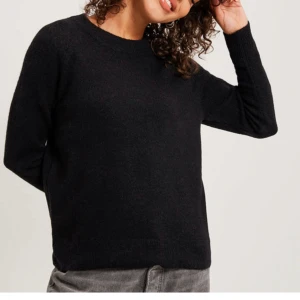 Stickad tröja  - stickad tröja i ull mix💞 storlek S men väldigt liten i storleken💞 nypris 799kr