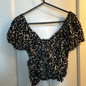 Prickig topp H&M - Croptop från H&M, väldigt fin till sommaren. Det går inte att justera med snöret då jag försökt att veckla ut toppen lite men ser lika snyggt ut och går att knyta  