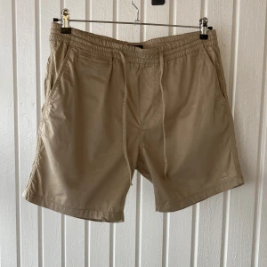 Gant shorts  - Shorts från Gant med snörning i midjan, passformen är relaxed.  Fint skick! Passar till många tillfällen, dressat, vardags - eller golfbanan.  Storleken är M.  Kolla gärna in mina övriga plagg! 👀