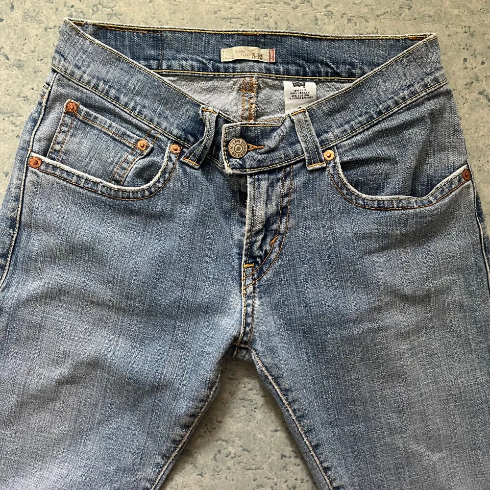 Säljer dessa vintage Levis i low flare modell⭐️ ingen lapp med storlek på jeansen men passar mig som är s och 170cm lång. Jeansen är i mycket bra skick men är något slitna längst ner.. Jeans & Byxor.