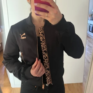 💛Svart bomberjacka från Puma💛 - Storlek S (TTS) . Se bild för materialinformation . Utan anmärkning .