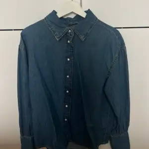 Jeansskjorta från ginatricot, köpt förra sommaren. Storlek S men större i storleken. Fin o ha som overshirt men även stängd! 140kr🌟💛