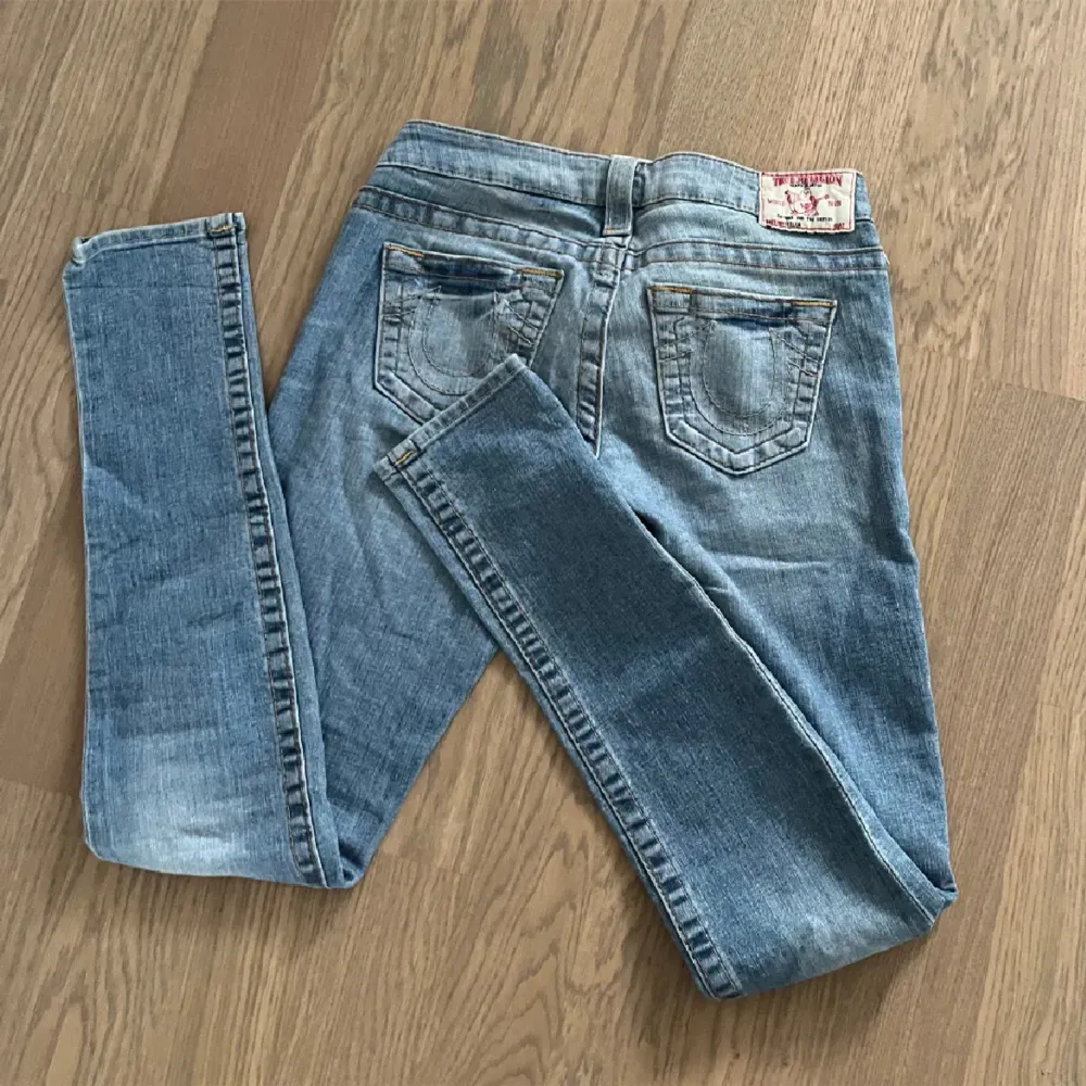 Dom har inga defekter och säljer för 300+frakt. Det är bara att höra av dig om du har några frågor❤️ . Jeans & Byxor.