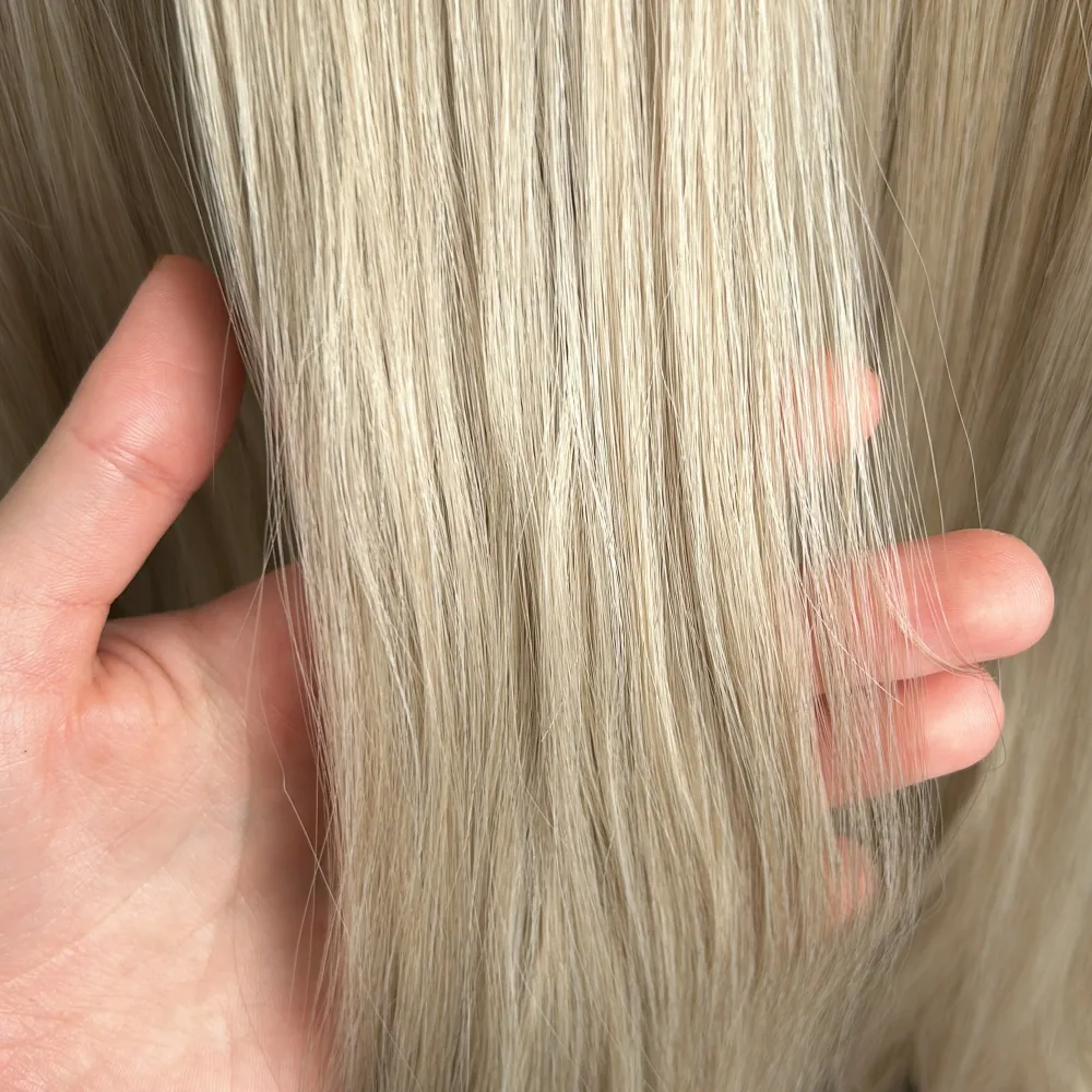 Hair extensions från HairUWear i nyskick. Det är en blandning mellan äkta hår och formbart fiberhår. Hårförlängningen ser naturlig ut i håret, är 50 cm långt och tål värme upp till 120 grader. Nypris 949 kr. Säljer då jag har tape extensions nu. Övrigt.