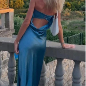 Balklänning  - Jättefin balklänning, ej använd då jag aldrig fick på balen. Fin passform och den perfekta blåa färgen. Så fin verkligen och på mig som är 176+ cm går den ner till backen. 