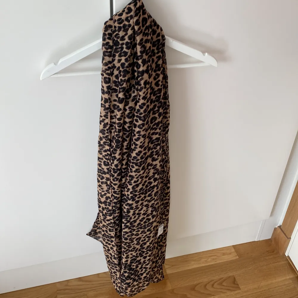 Leopardmönstrad sjal.. Accessoarer.