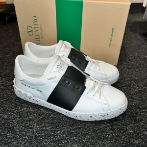 Valentino Open sneaker - Köpte skorna 3 månader sedan och har inte använt dom mycket pga. Lite för små, skorna köptes från Valentinos hemsida i början på Januari. 