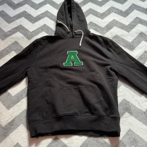 Axel arigato - Säljer nu min Axel arigato Hoodie, köpte den för 1600 och den är väldigt normal i storleken. Skick 9/10. 