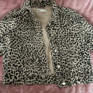 Jeans jacka - Aldrig använt, jätte fin nu till våren , passar till allt, Pris kan diskuteras 🥰🌹🌸🌺🌺🌸