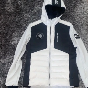 Sailracing cardigan - Sailracing cardigan   Skick: 9/10  Använd fåtal gånger   Nypris 3500kr  Storlek XS men passar även S