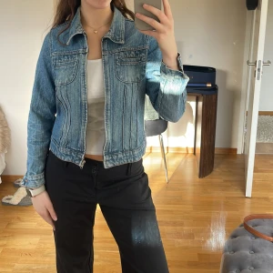 Jeansjacka  - SNYGGASTE jeansjackan från Denim co😍😍skulle säga att den passar som en M