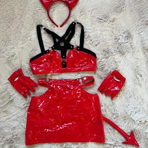 Devil Costume från Dollskill. 5delar: kjol, topp, handskar och diadem. Storlek XS, stretchig. Nypris: 815kr. 