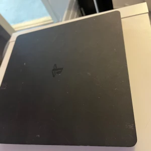 Playstation 4 - Hej! Säljer nu min lillebrors playstation 4 då han inte har användning utav den då han fått en playstation 5. Den har lite damm på sig men är fullt fungerande, sladden till den är sönder så jag rekommenderar att man köper en ny eller tar en gammal 