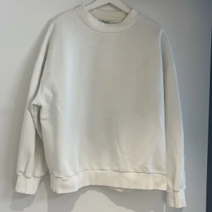 Sweatshirt  - Sweatshirt med lite bredare krage 💕 har tvättats några gånger men är fortfarande mjuk 