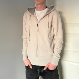 Kashmir zip hoodie  - Säljer nu en väldigt snygg Kashmir zip hoodie som är i ett väldigt bra skick!  Storlek M!  Hör gärna av dig om du har frågor!