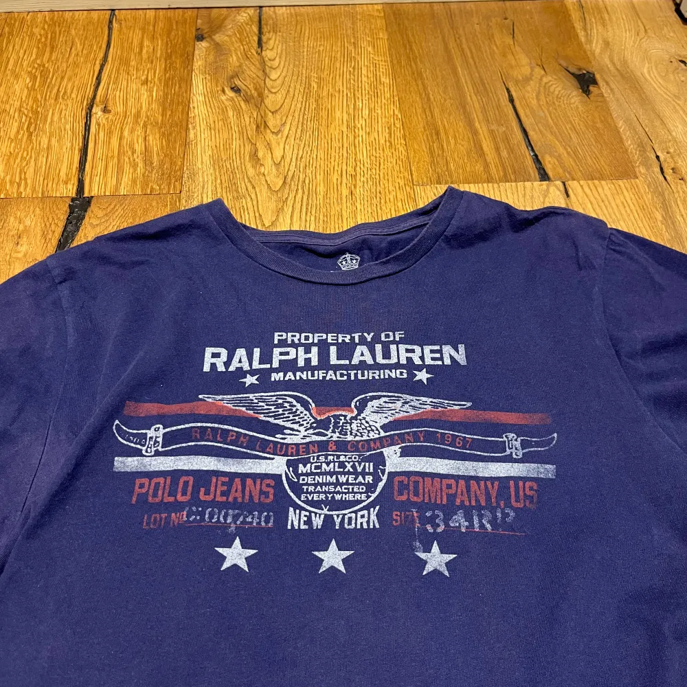 Sjukt fet ralph lauren tshirt med tryck, perfekt för sommaren. Fint skick förutom att den kan verka en aning blekt/urtvättad på vissa ställen men inget man märker av eller tänker på. Storlek M. Hör av er vid frågor!. T-shirts.