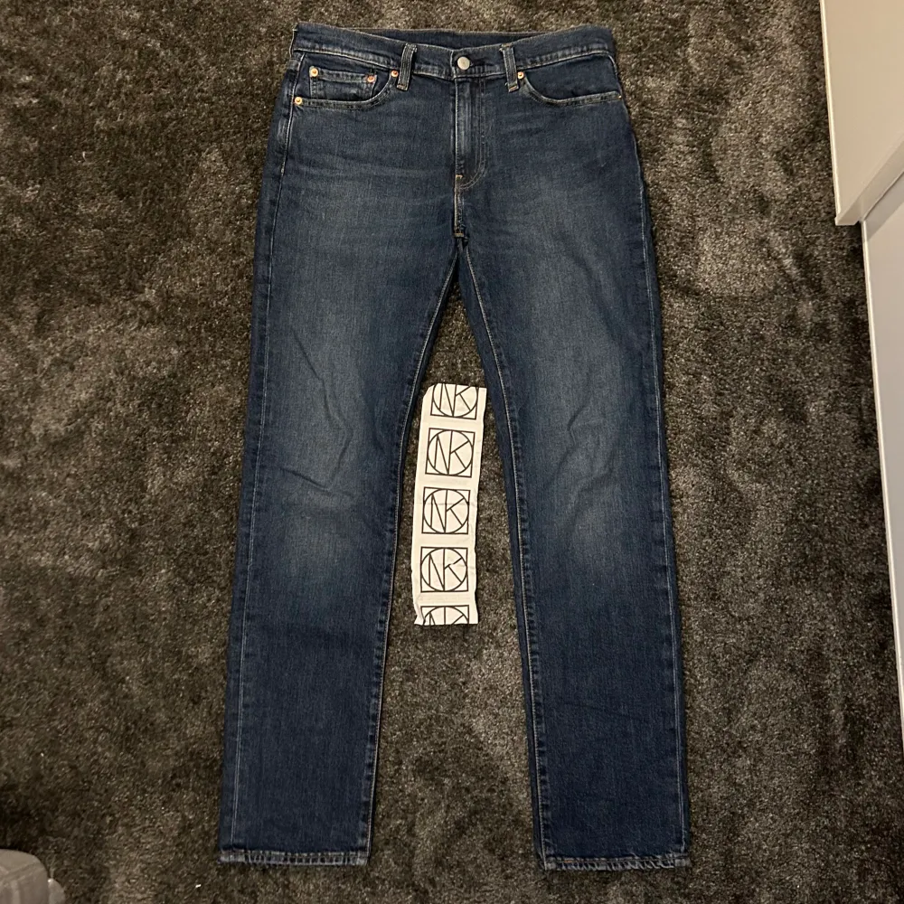 Ett par helt nya Levis jeans i modell 511 (slim fit), Aldrig använda så skicket är 10/10.  Nypris: 1099! Kvitto finns! Kontakta för fler bilder eller vid några funderingar.. Jeans & Byxor.