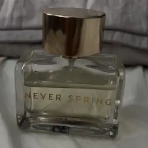 Säljer en parfym, går ej att köpa i just den här ” modellen ” längre. Luktar fräscht, inte starkt och inte sött utan väldigt fräscht bara. Säljer för 400 då den är köpt för över 1 tusen.