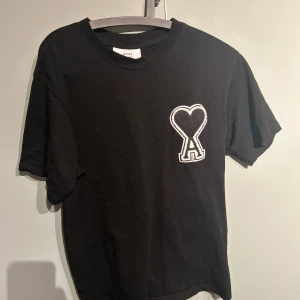 AMI paris thsirt - riktigt snygg ami paris tshirt. nypris 1300kr, mitt pris 599kr. skick 5/5. pris kan diskuteras vid snabb affär. tillkommer ej kvitto!