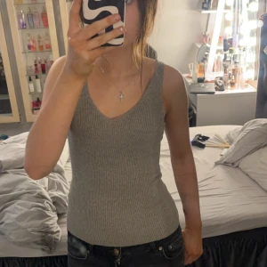 Fint linne - Säljer detta fina ribbade gråa linnet! De är skönt och fint! Jätte najs till sommaren, det är i bra skick! Pris kan diskuteras!💕