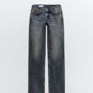 Oanvända zara jeans ”raka jeans med låg midja” i en grå/blå nyans. Slutsålda på zaras hemsida. De är mörkare i verkligheten än på hemsidan (se tredje bild)