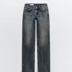 Oanvända zara jeans ”raka jeans med låg midja” i en grå/blå nyans. Slutsålda på zaras hemsida. De är mörkare i verkligheten än på hemsidan (se tredje bild)
