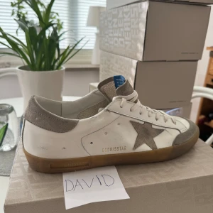 GOLDEN GOOSE - Helt nya Golden Goose skor allting og  Pris 3000 Storlek 42