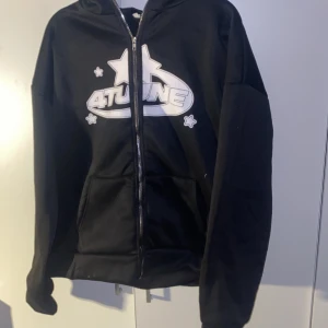 Svart full zip y2k zip up - Svart full zip up  har haft den men aldrig använt vill bli bara av med den