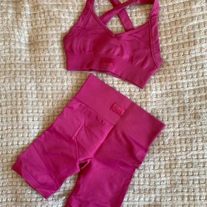 Träningsset Bo+Tee - Super fint set från Bo+Tee. Bra kvalite, inga synliga tecken på användning och formar kroppen fint. Passar en storlek xs/s.