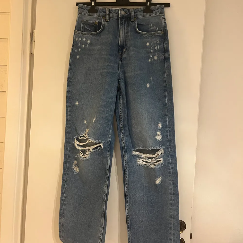 Ett par helt oanvända jeans. Snygga och luftiga till våren. . Jeans & Byxor.