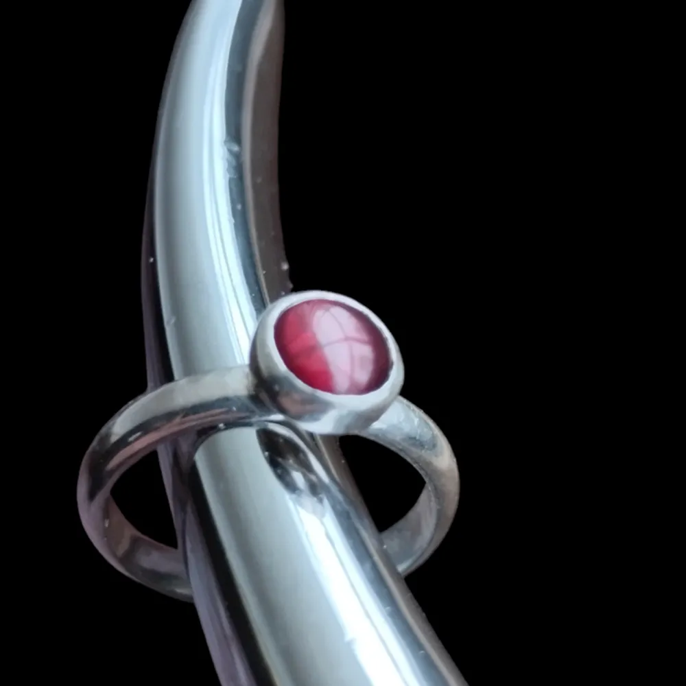 Texturerad äkta silver ring med rund röd granat ädelsten. 15,9 mm-16.1 mm i storlek Nypris 950kr . Accessoarer.