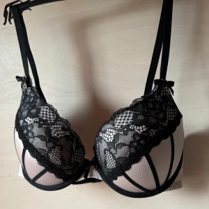 BH med spets - Storlek 75C. Nästintill oanvänd, passar inte mig. Fint skick, supersnygg.