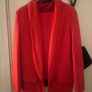 Kavaj & kostymbyxor  - Superfint kavaj & kostymbyxor set, helt ny utan prislapp aldrig använt