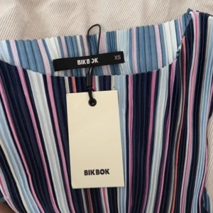 Långklänning från bikbok  - Plisserad, tunn och skön långklänning från Bik Bok med prislappar kvar. 