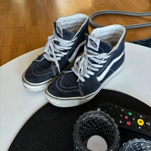 Vans skor - Super fina vans skor i mycket bra skick! Skorna är inte alls slitna utan bara lite smutsiga som lätt går att tvätta bort. Hör av er vid frågor🩷