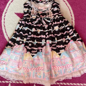 Sweet lolita klänning - Sällsynt klänning från märket C.C Cat i storlek L som passar M till XL i EU storlek. Denna klänning är svår att få tag på i sån bra kondition som denna som har aldrig använts.