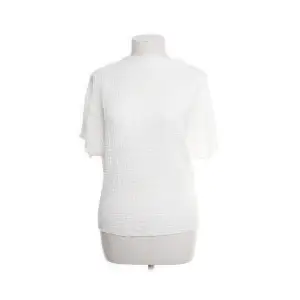 SUPER söt! bild har tyvärr inte någon bild med bara den vita tröjan 🩷 nästintill oanvänd och så fint skick!🩷