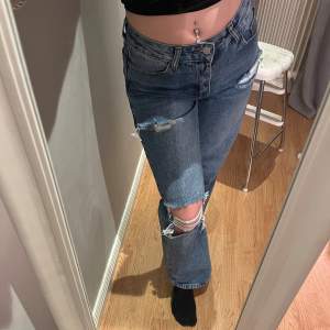 Säljer ett par helt oanvända jeans som jag köpte för ett år sedan. De är mid- waist i Storlek s/m och är i en relativt mörk färg. Jag är lite över 160 cm lång.