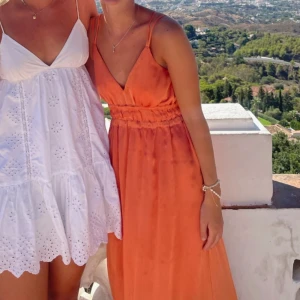 Orange långklänning - Orange drömmig sommarklänning, som går hela vägen ner till marken på mig som är 165 🤗💛 Helt magisk, skimmrig! Kommer ifrån HM och är i storlek 36 😇 Så fin i ryggen också!! 