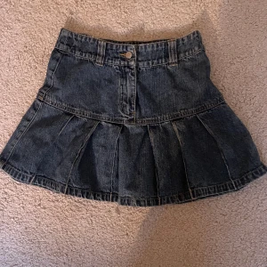 Jeans kjol volanger  - Säljer nu min super söta trendiga jeans kjol med volanger i storlek XS då den dessvärre inte kommer till användning för mig!!