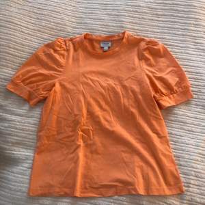 Jätte gullig och fin T-shirt från Aware, jätte fin aprikos färg!🩷