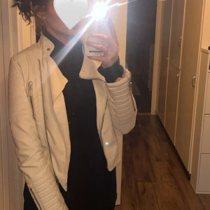Skinnjacka  - Säljer nu min vita skinnjacka från chiquelle då jag inte längre använder den, den är i bra skick.