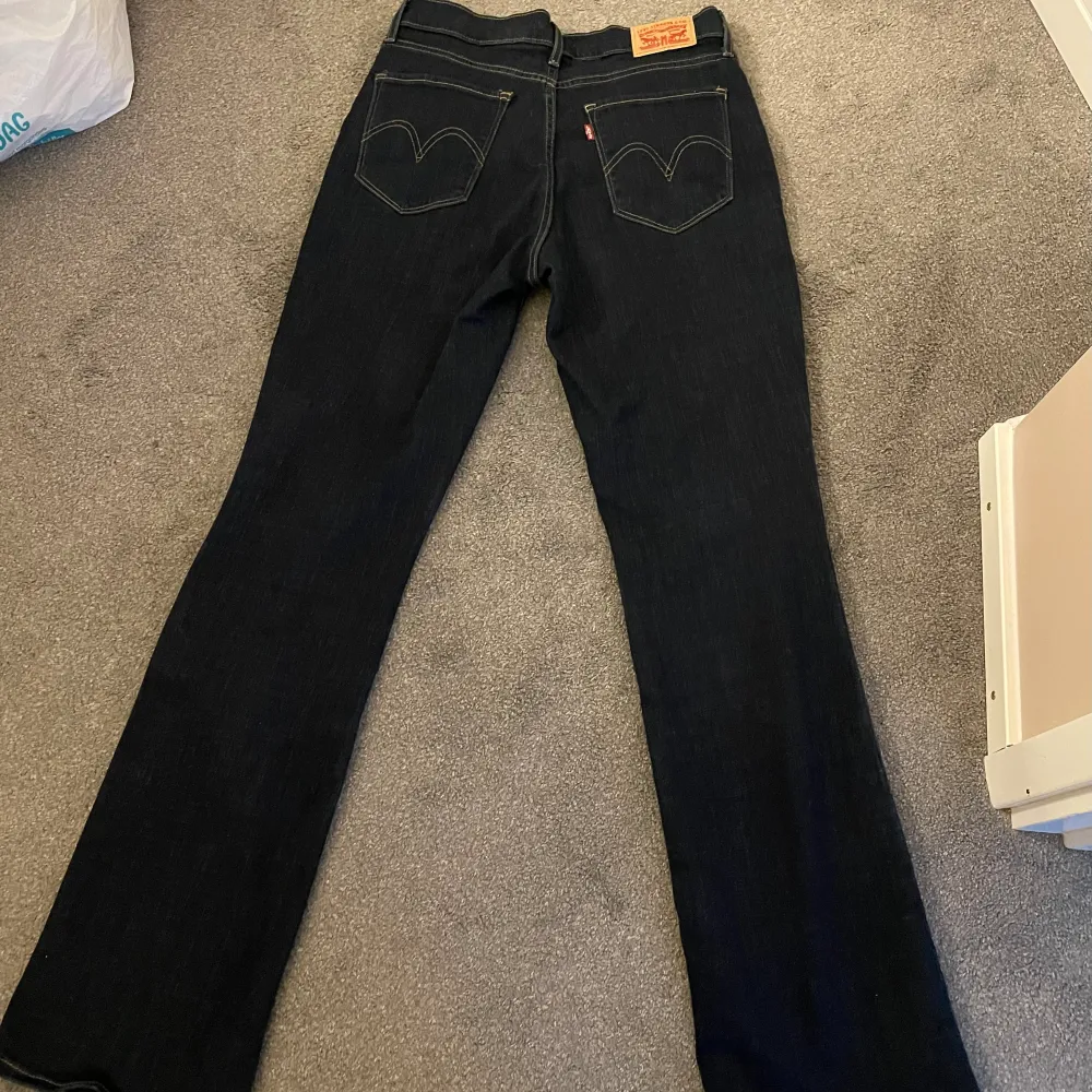 Levis jeans köpta i new york på Levis strl 27 Boocut använda fåtal gånger  En liten defekt men inget som syns, ( de bild 5 ) kanske går bort i tvätten. Nypris: ca 700kr. Jeans & Byxor.