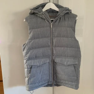 Stenströms väst - Säljer denna stenströms västen med luva som inte säljs i denna modellen längre. Sjukt fet väst och bra kvalitet. Skick 9,5/10, inte använd så mycket. Börjar på 3000 men tveka inte på att höra av dig!