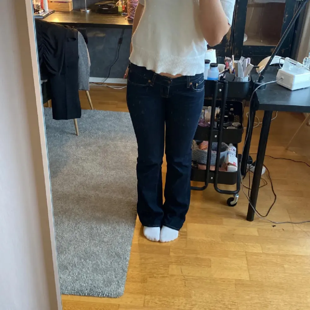 Säljer dessa as snygga Levis jeans. Knappt använda och i nytt skick. Säljer dom pga att dom inte används långre❣️. Jeans & Byxor.