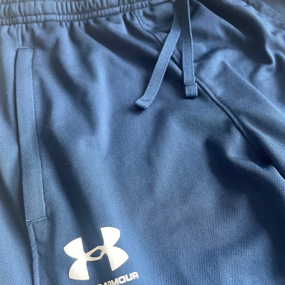 Under armour Marinblå Nyskick Medium. Jeans & Byxor.