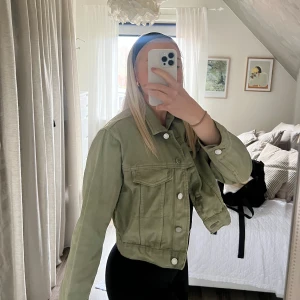 Jeansjacka  - Jeansjacka från Gina Tricot i en militärgrön färg! Aldrig använd💚