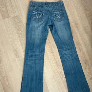 Jätte snygga vintage jeans. Säljer pgd av att dom har blivit för små. Har använt 1 gång. Köpte på Plick för ett år sen ungefär. Tyvärr är knappen borta men det går enkelt att sy dit en ny knapp. Pris kan alltid diskuteras 😊Storlek 36/38 💕