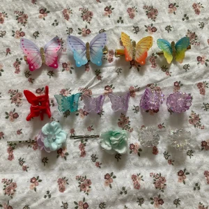 Supersöta hårascesscoarer och ringar!💖 - Jättesöta hår accessoarer och ringar, nästan aldrig använda och alla är hela och rena!☺️ Köp alla + lådan (se sista bilden) för 45kr eller: Ringarna för 4kr/st Hår asscesoarerna för 2kr/st ❗️Om du använder "köp nu" så köper du alla❗️